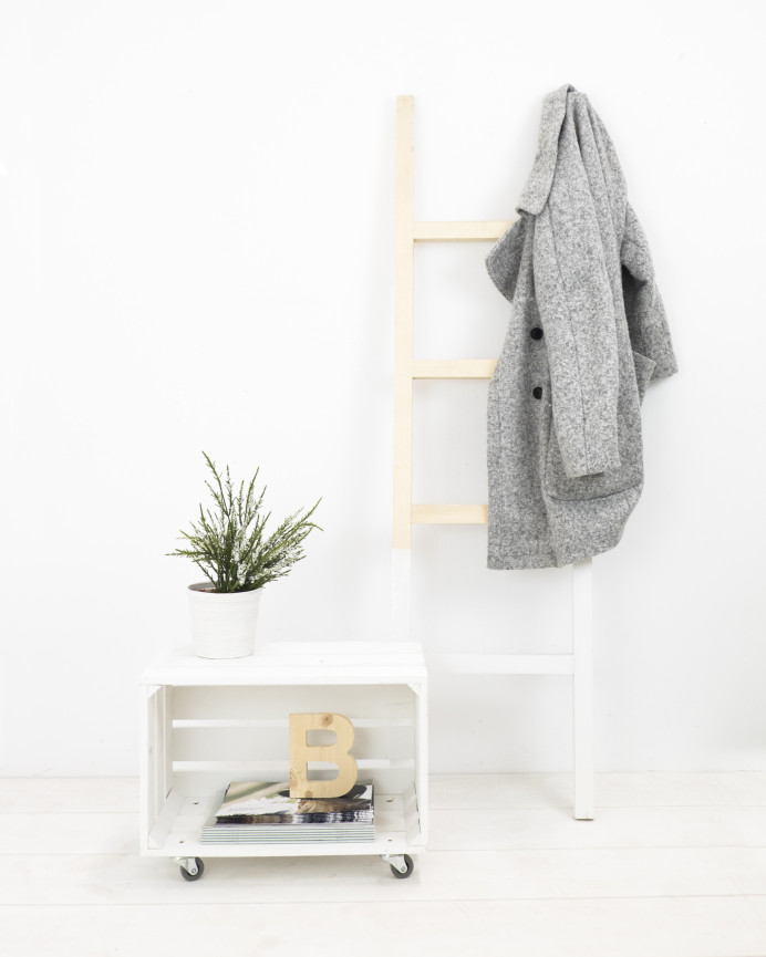 Caja grande de madera maciza tono blanco con ruedas horizontal 49x25,5x30,5cm