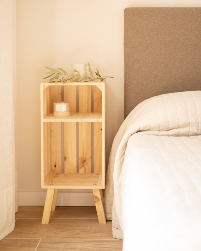 Massivholz-Nachttisch in natürlicher Farbe aus 66x26 cm.
