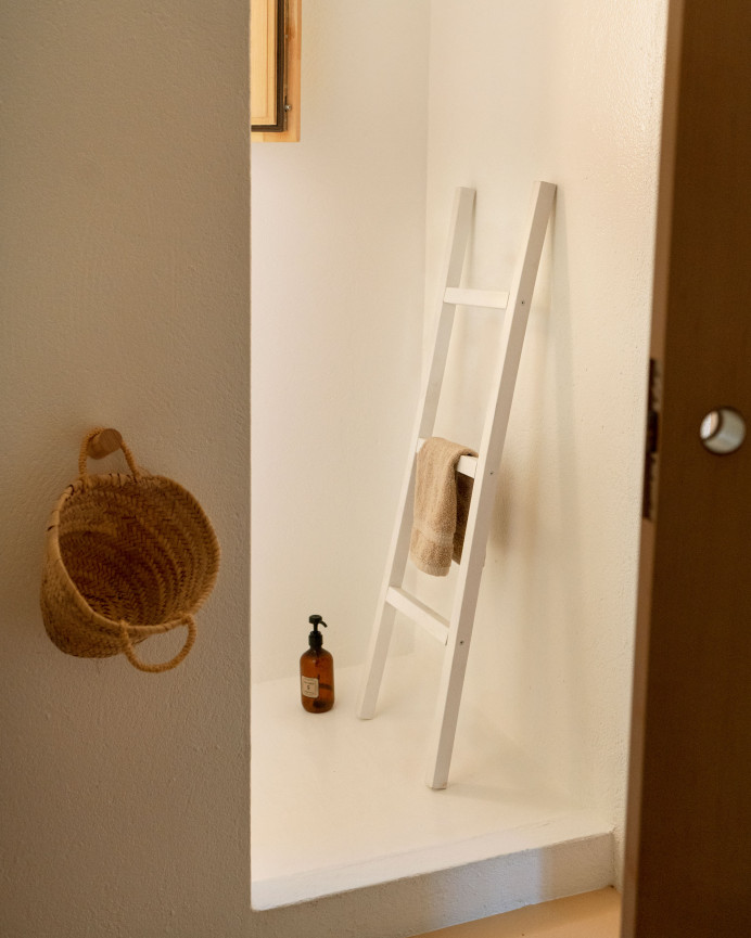 Massive weiße Holztreppe aus Massivholz in den Maßen 41x118x4 cm