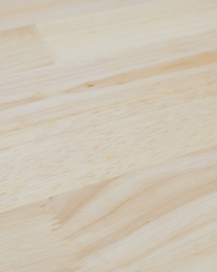 Massiver Holztisch mit naturbelassenem Finish und schwarzen Eisenbeinen in verschiedenen Größen.