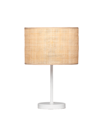 Tischlampe aus weiß lackiertem Metallsockel und Rattanschirm.