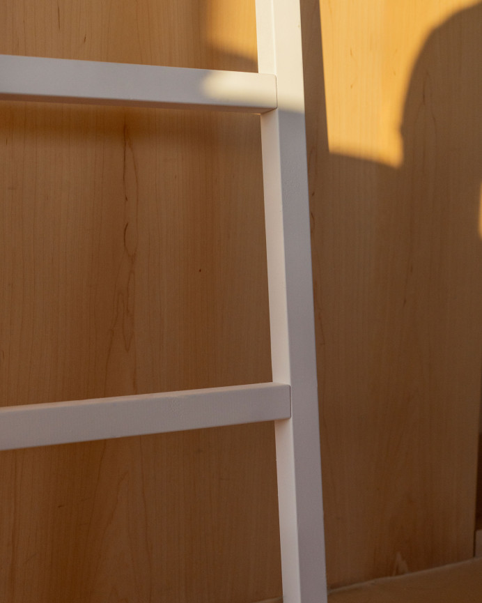 Massive Holztreppe in Weiß mit den Maßen 150x41cm.