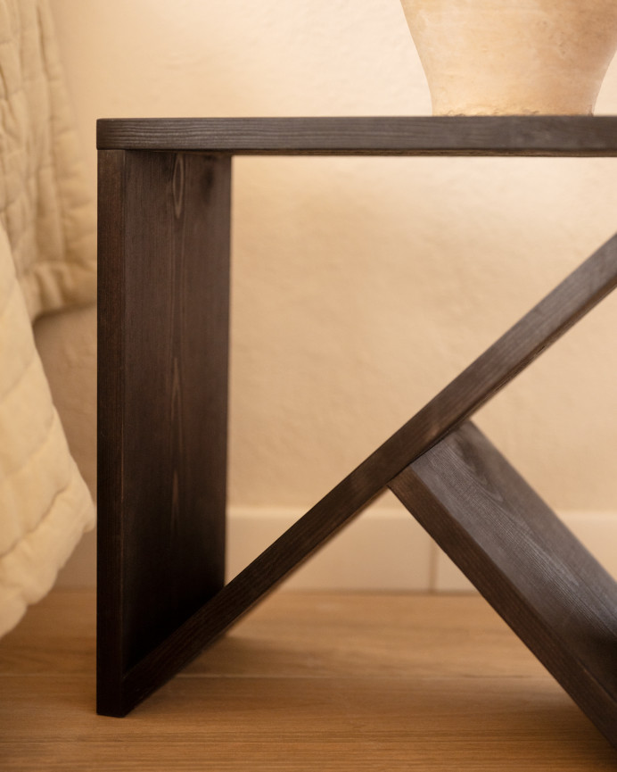 Nachttisch oder massiver Beistelltisch aus schwarzem Holz in verschiedenen Größen