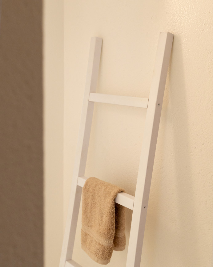 Massive weiße Holztreppe aus Massivholz in den Maßen 41x118x4 cm