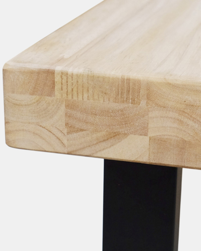 Massiver Holztisch mit naturbelassenem Finish und schwarzen Eisenbeinen in verschiedenen Größen.