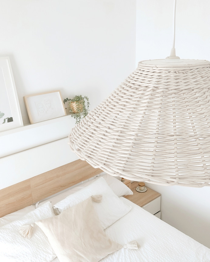 Weiße Deckenlampe aus natürlicher Weide in verschiedenen Größen hergestellt.