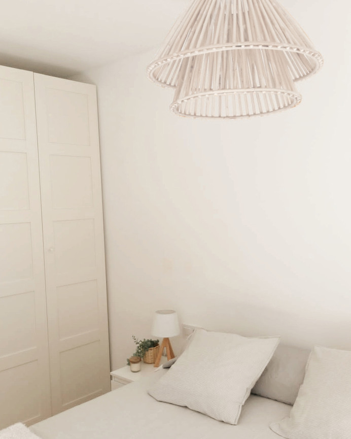 Deckenlampe aus weißem Rattan, 47x58cm.