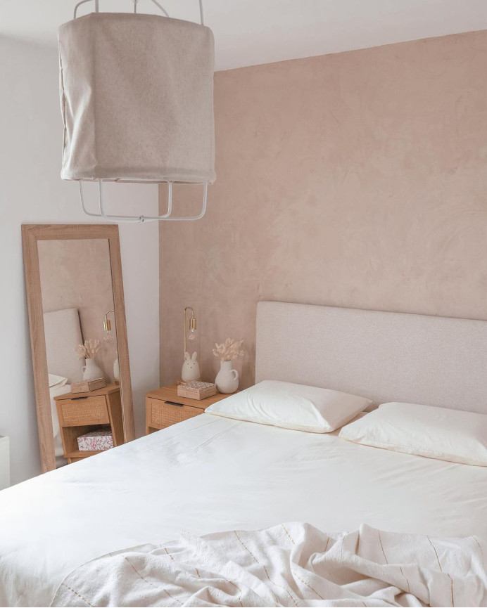 Deckenlampe aus Bambusstruktur und Lampenschirm aus Polyester- und naturbelassenem Leinenstoff hergestellt.