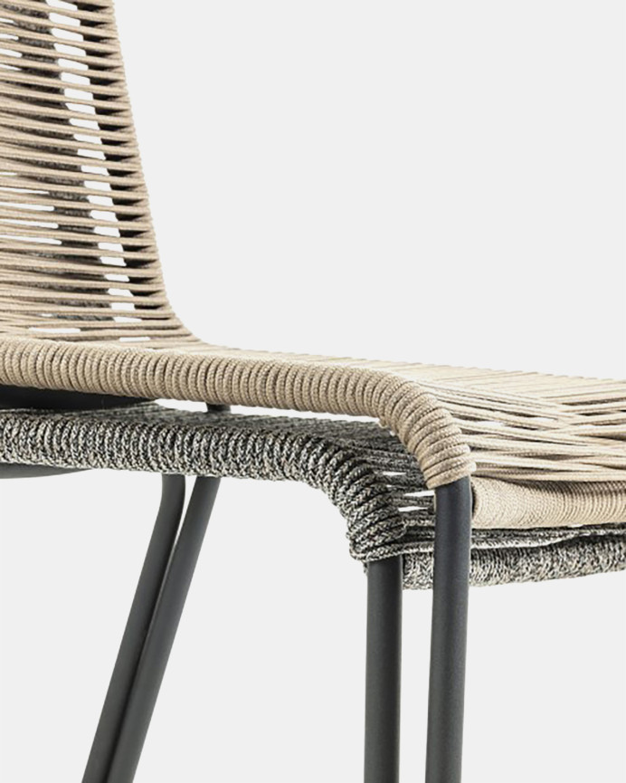Stühle mit Sitz- und Rückenlehne aus Seil, mit einem Gestell aus feuerverzinktem Stahl in Beige, 84x49cm.
