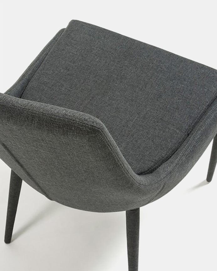 Dunkelgraue gepolsterte Stühle von 87x51cm.