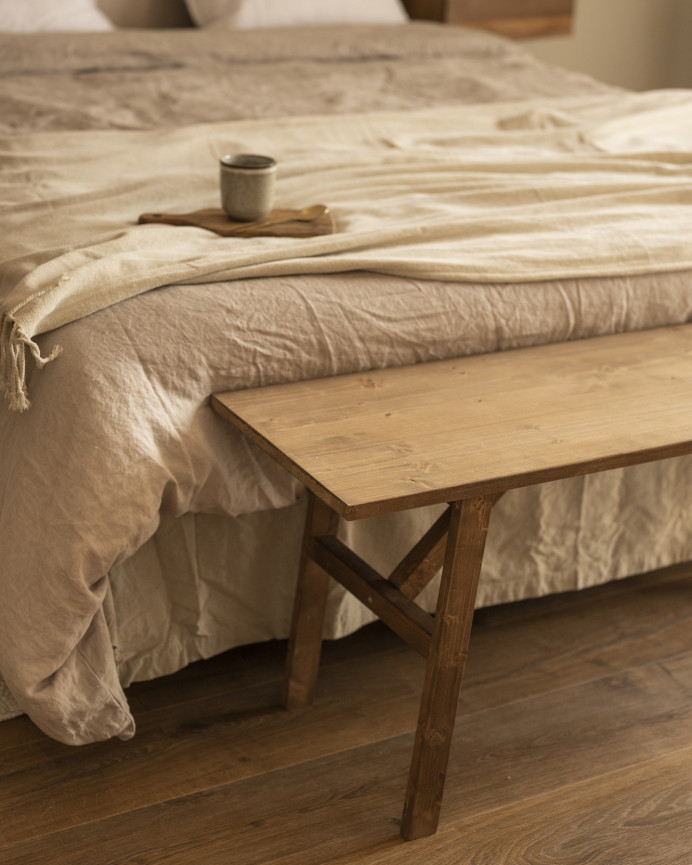 Massive Holzhocker in dunklem Eichenfarbton, 120x45cm.