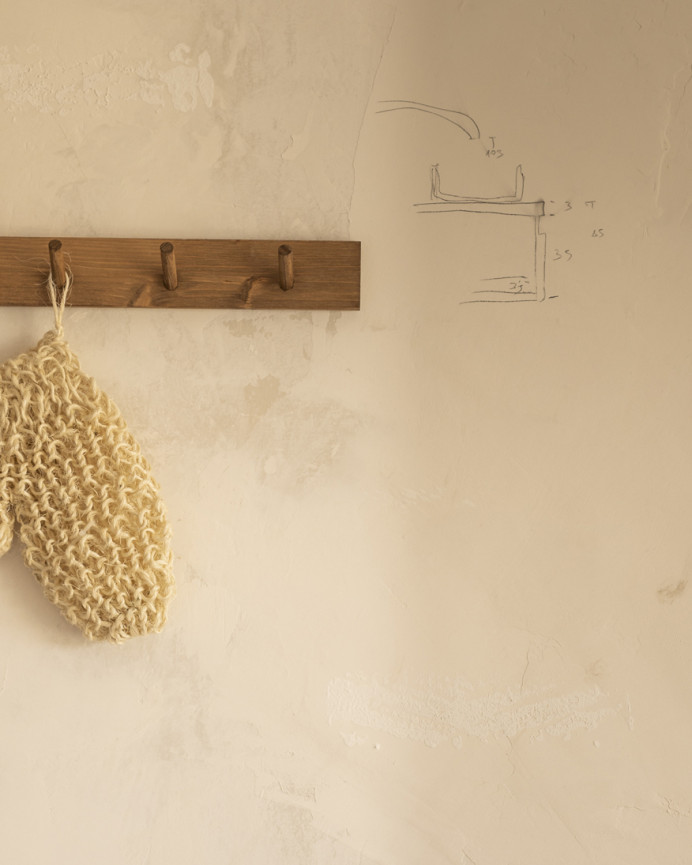 Massiver Wandhaken aus dunklem Eichenholz in der Größe 26x5cm.