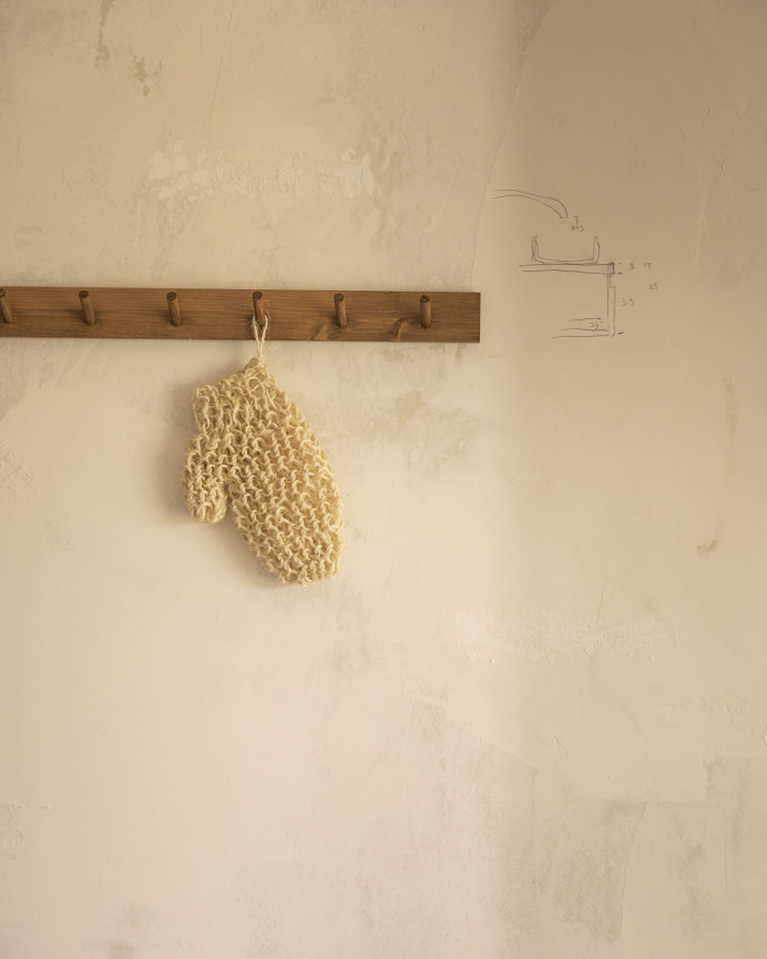 Massiver Wandhaken aus dunkler Eiche im Maß 61x5cm.