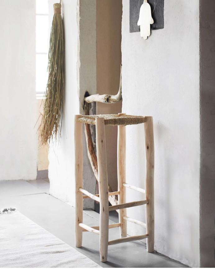 Geflochtener Palmenhocker mit massiver Holzstruktur von 75x40 cm.
