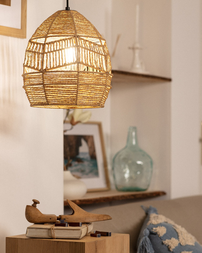 Deckenlampe mit Geflecht aus natürlicher Hanfseil.
