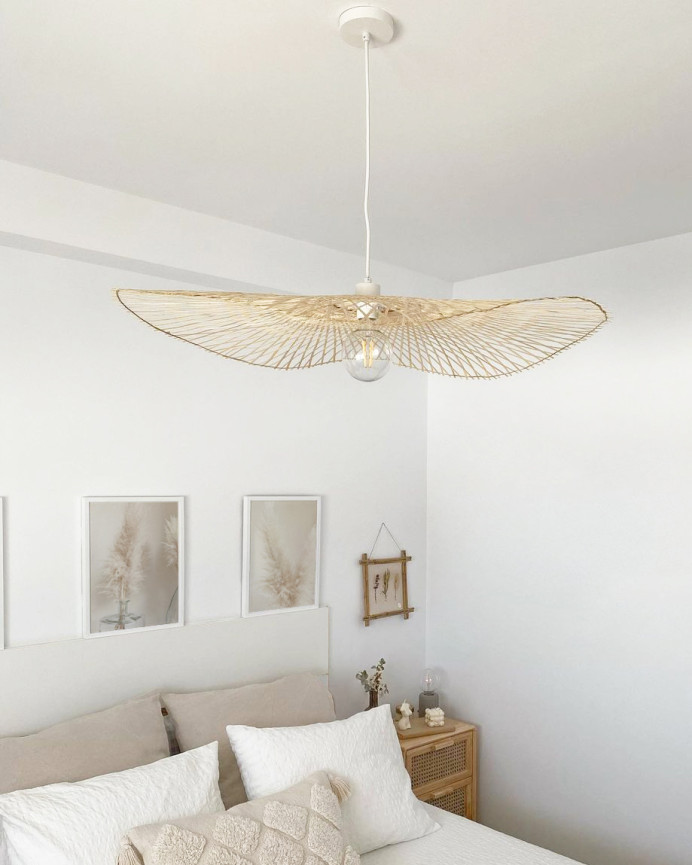 Deckenleuchte aus geflochtenem Rattan hergestellt.