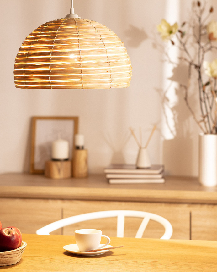 Deckenleuchte aus Rattan hergestellt.