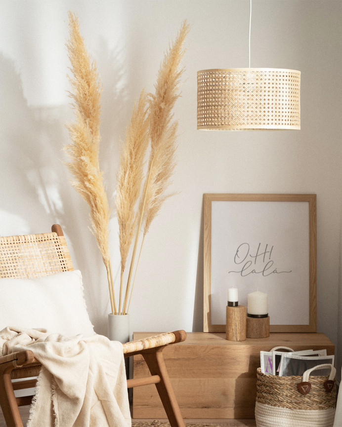 Deckenlampe aus Rattan-Geflecht hergestellt.