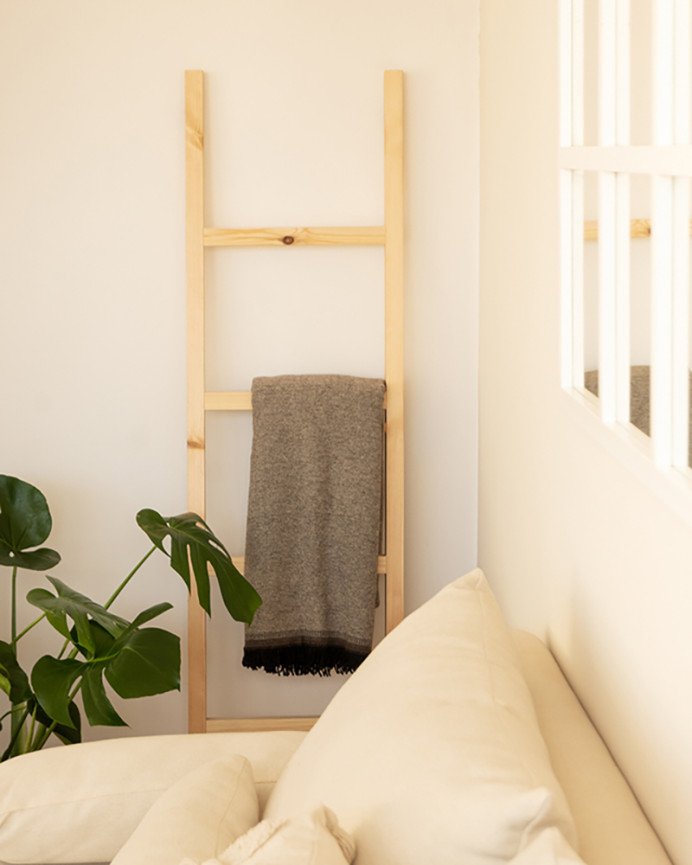 Massive Holztreppe in natürlicher Farbe von 150x41cm.