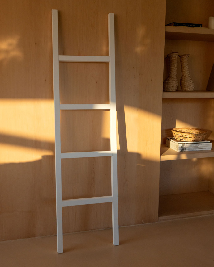 Massive Holztreppe in Weiß mit den Maßen 150x41cm.