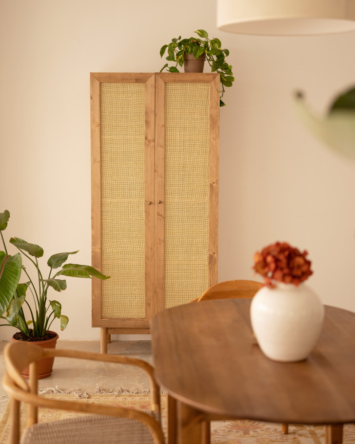 Massivholzschrank und Rattanmöbel in dunklem Eichenton von 180x80cm.