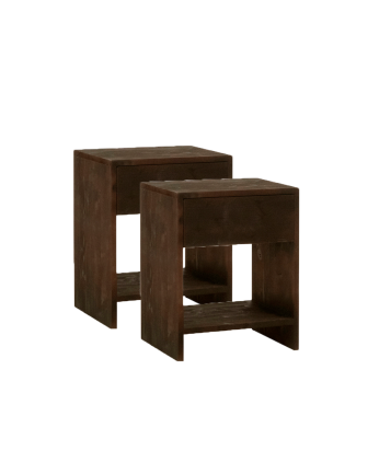 Set aus 2 massiven Holztischen mit einer Schublade in Walnussfarbe in verschiedenen Größen.