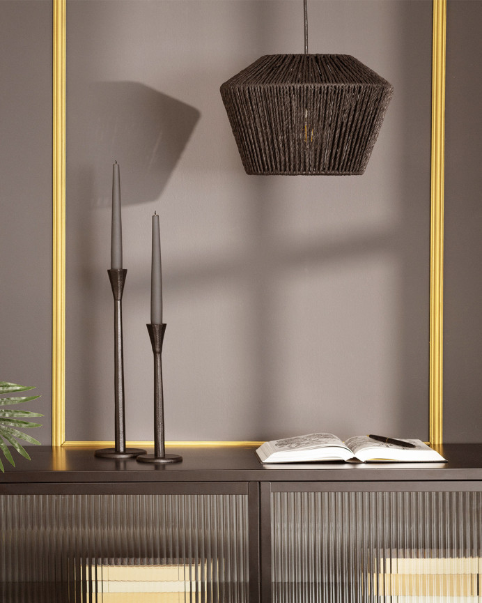 Schwarze Deckenlampe aus 22x31cm Papierseil hergestellt.