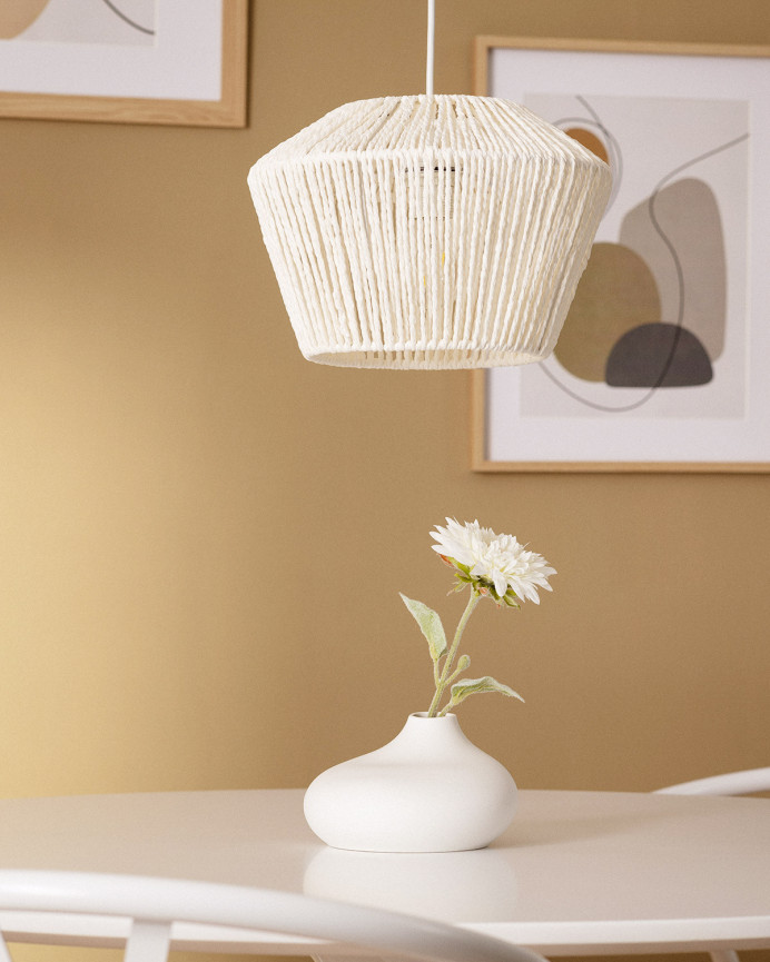Deckenlampe in Weiß aus 22x31 cm großem Papierseil hergestellt.