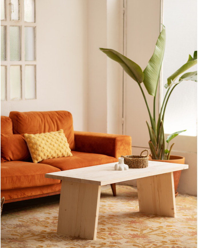 Massivholz-Couchtisch in natürlicher Ausführung aus 120x60cm.