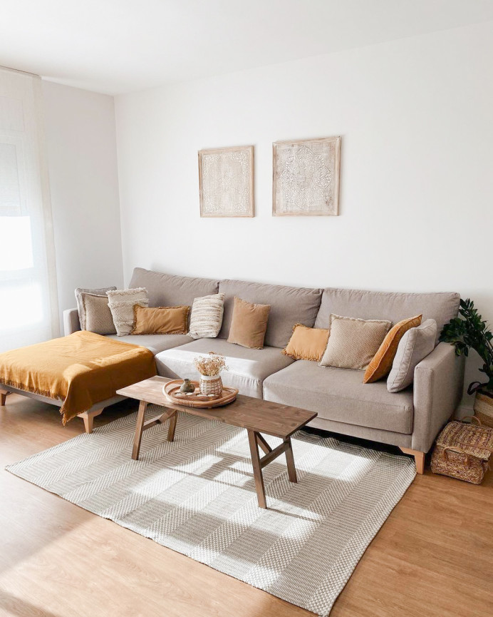 Massiver Holz-Couchtisch in Walnuss-Finish
