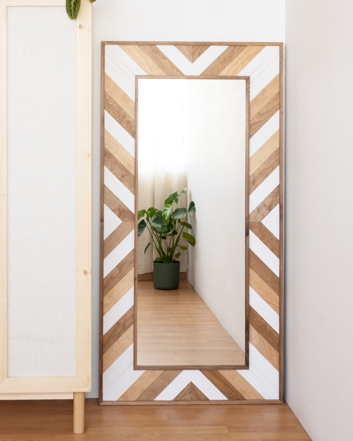 Spiegeleffekt massives Holz in dunkelroble und natürlichem Weiß von 163x84cm.