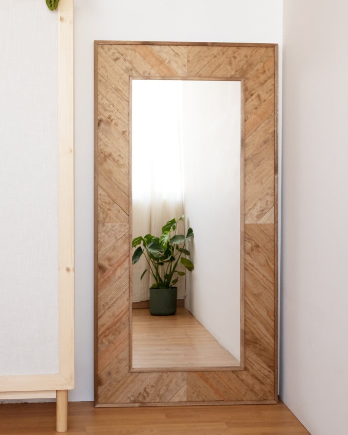 Holzoptik-Spiegel in dunklem Eichenholzton von 163x84cm.