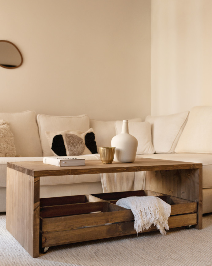 Mesa de centro de madera maciza en tono roble oscuro con ruedas de 120x45cm
