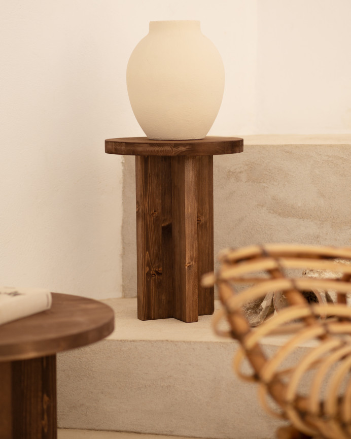 Massiver Holzhocker in Nussbaumfarbe, 45x35cm.