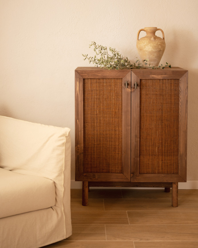 Massiver Holz- und Rattan-Sideboard mit 2 Türen in Nussbaumfarbe, Maße 100x80 cm.