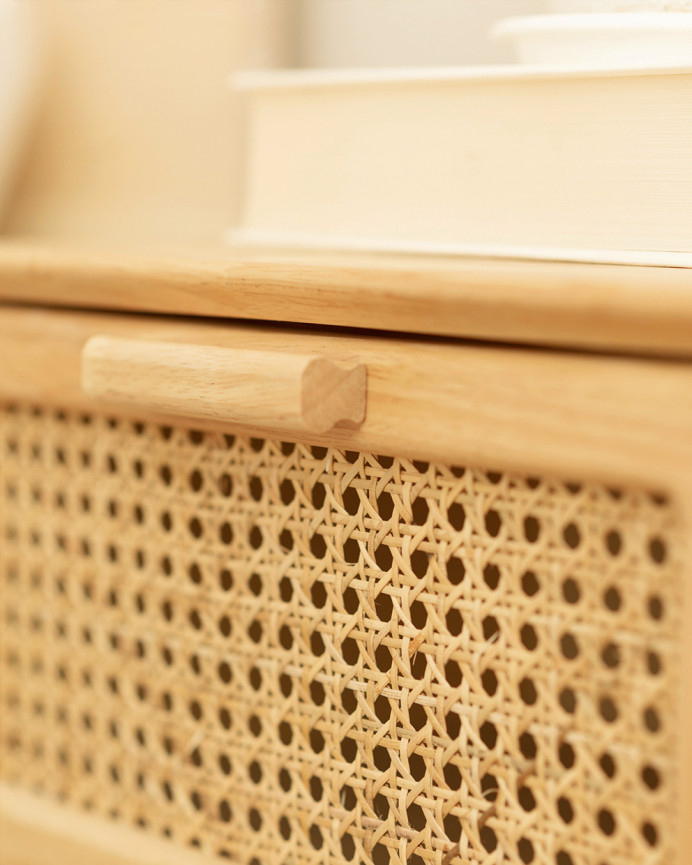 Holztischchen aus Kautschukholz mit zwei Schubladen und Frontgitter aus Flechtwerk im Cannage-Stil, 54x40cm.