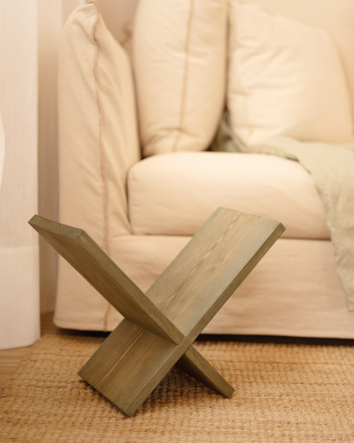 Revistero de madera maciza en tono verde de 30x40cm