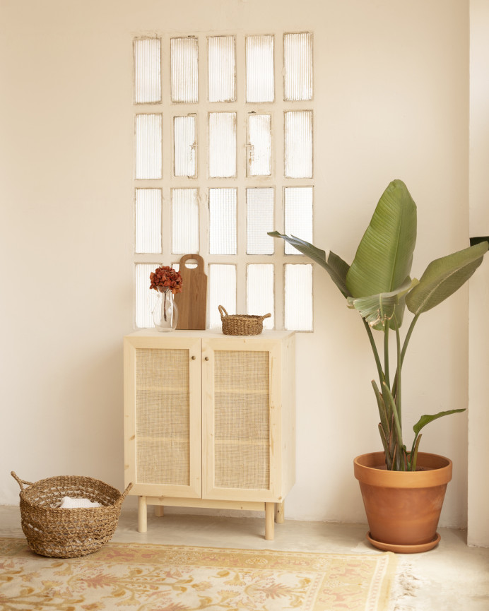 Sideboard aus Fichtenholz und Rattan-Medulla-Gewebe von 100x80 hergestellt.