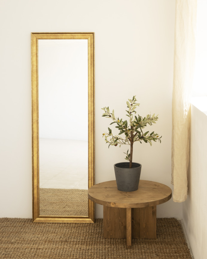 Massiver Holzspiegel in goldener Ausführung mit rechteckiger Form in verschiedenen Größen.