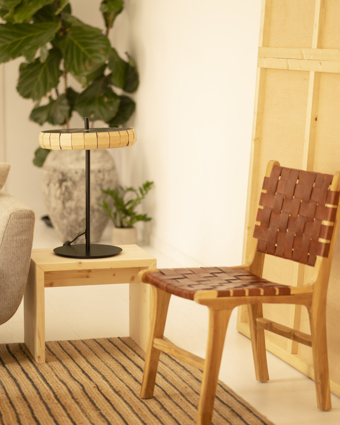 Stühle aus Leder und Teakholz 80x46cm hergestellt.