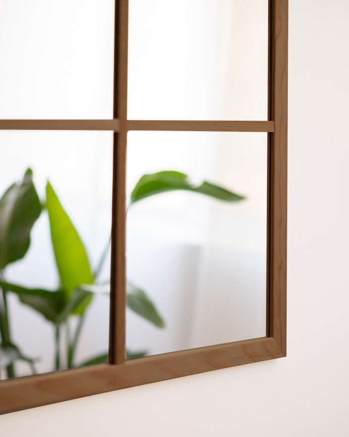 Rechteckiger Wandspiegel im Fensterstil aus dunkelroher MDF-Holz in den Maßen 90x60cm.