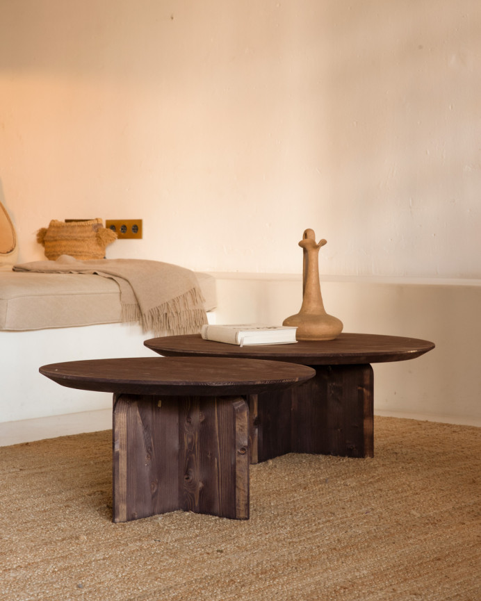 Runder Massivholz-Couchtisch in Nussbaum-Farbton in verschiedenen Größen.