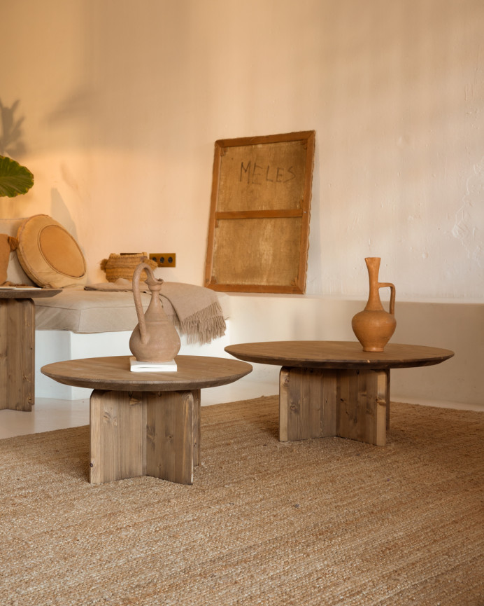 Runder Massivholz-Couchtisch in dunklem Eichenton in verschiedenen Größen.