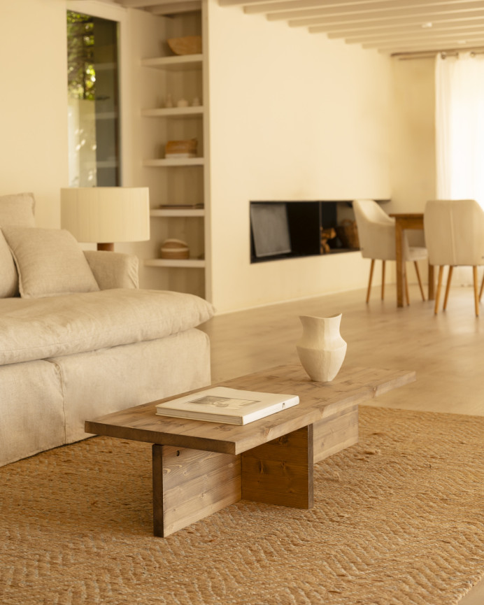 Massiver Eichenholz-Couchtisch in dunklem Eichenton von 124x27cm.