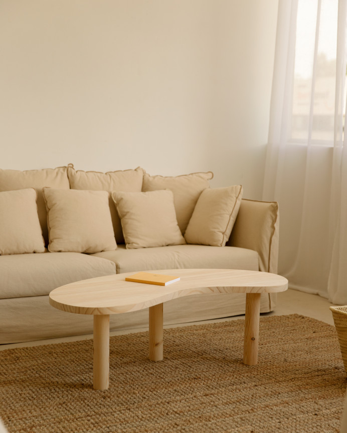 Massiver Holz-Couchtisch in organischen Formen in natürlichen Tönen in verschiedenen Größen.