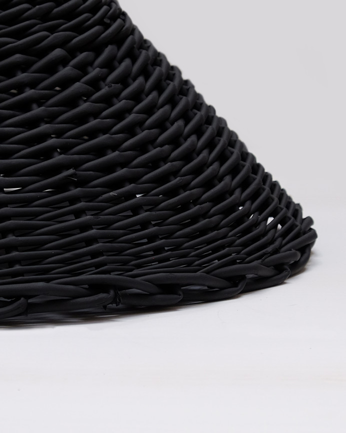 Schwarze Deckenlampe aus Naturweide in verschiedenen Größen hergestellt.