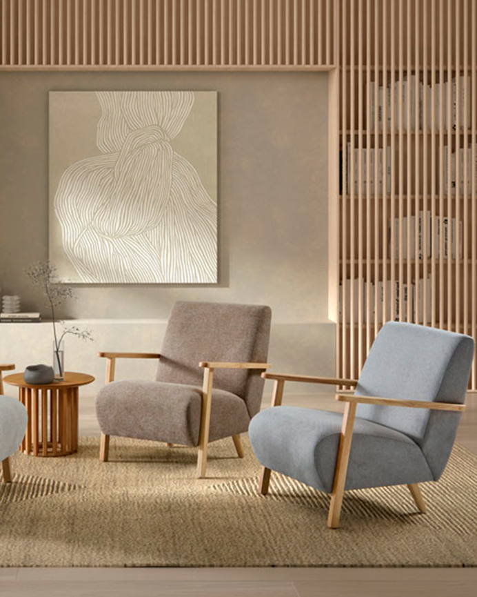 Massiver Holzstuhl mit Sitz aus beige Stoff in den Maßen 82x70cm.