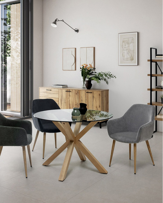 Samtstuhl in Grau mit Metallbeinen in Eichenholzton, 84 cm lang.
