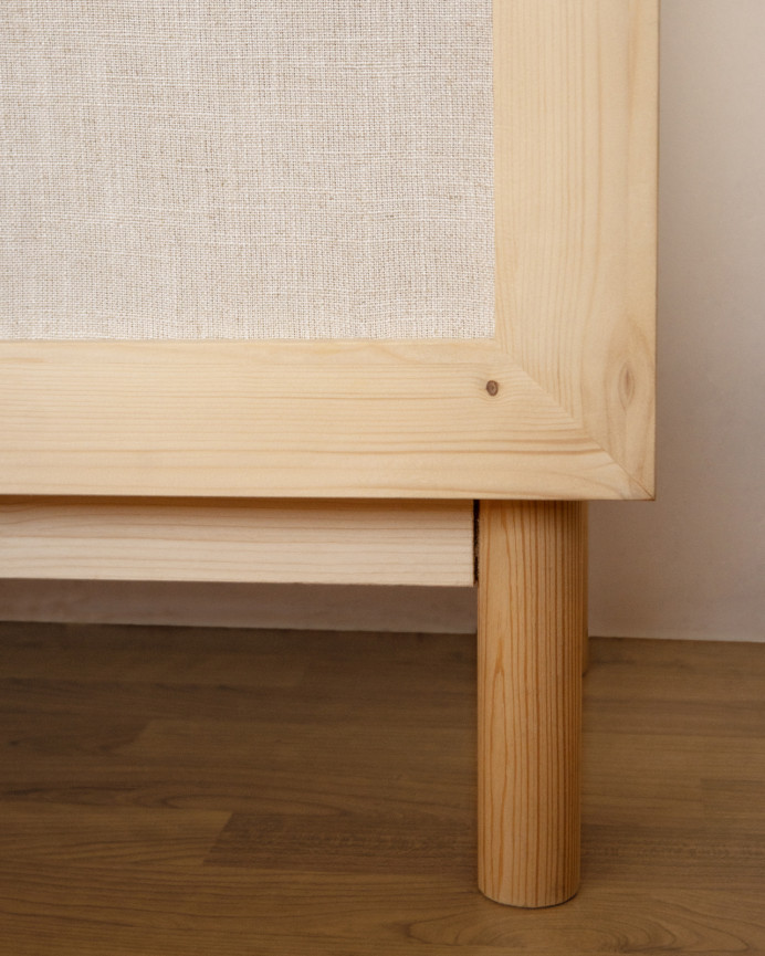 Massivholzschrank mit Leinengewebe in natürlicher Farbe, 180x80cm.