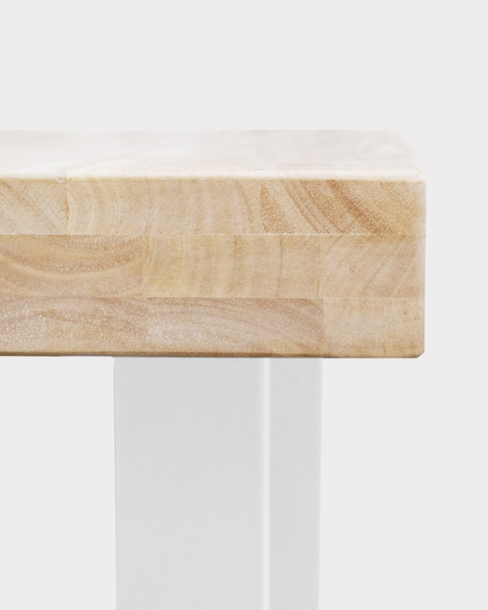 Massiver Holzbank in Naturton mit weißen Eisengestellen von 47x120cm.